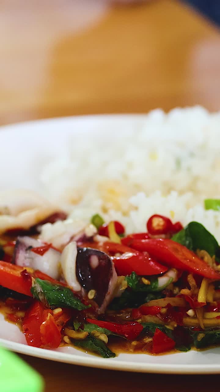 disfrutando de una comida picante en chonburi, tailandia