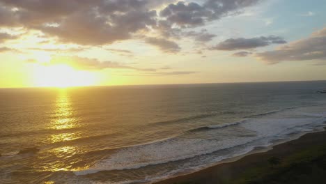 Goldene-Sonne,-Die-Sich-Bei-Sonnenuntergang-Vom-Meerwasser-Spiegelt