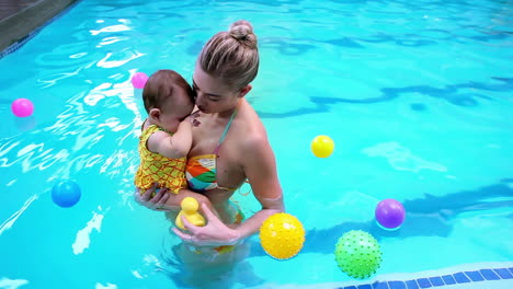 Madre-Y-Bebé-Divirtiéndose-En-La-Piscina