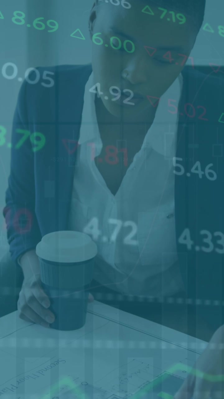 Animazione di dati finanziari su una donna afroamericana con caffè in ufficio.