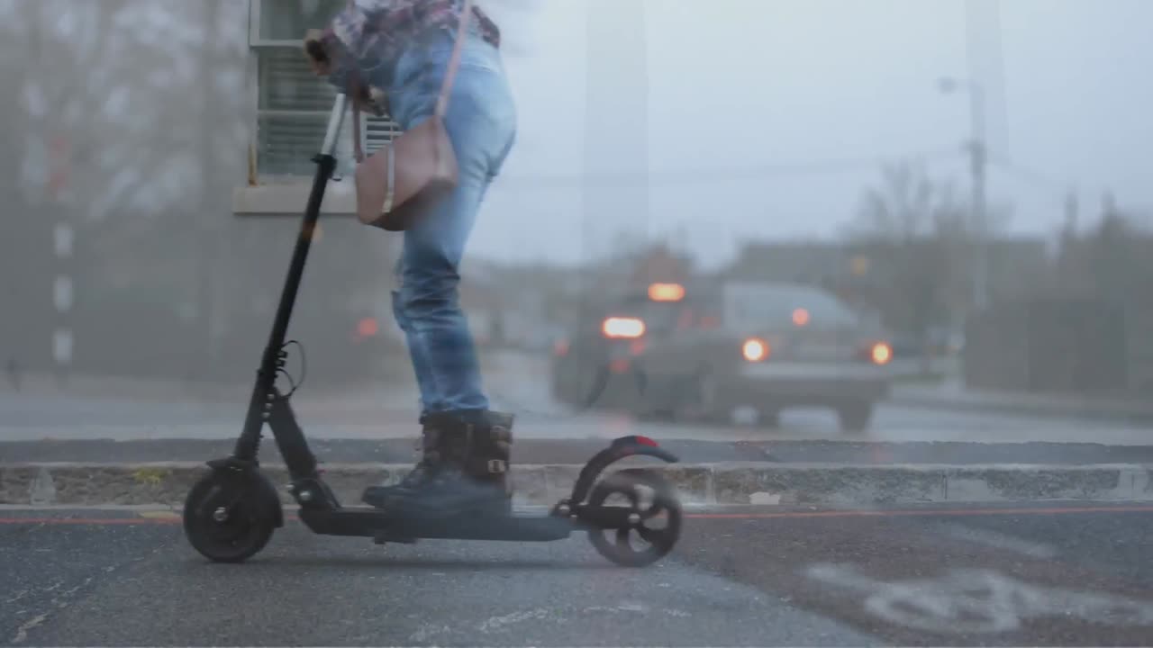 Caddede scooter kullanan karma ırklı bir kadının üzerinde araba animasyonu.
