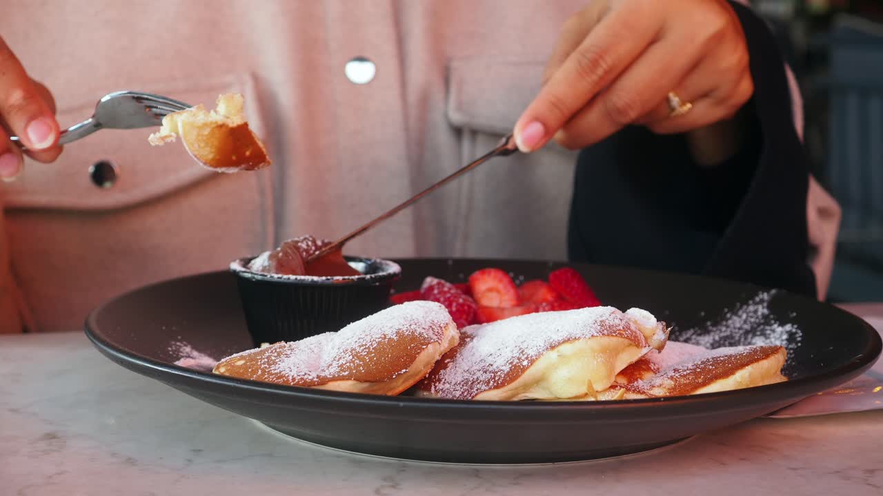 Pancakes with Strawberries and Chocolate