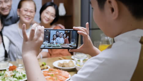 familia asiática almorzando.