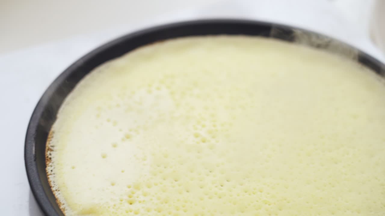 persona anónima volviendo un panqueque en la sartén