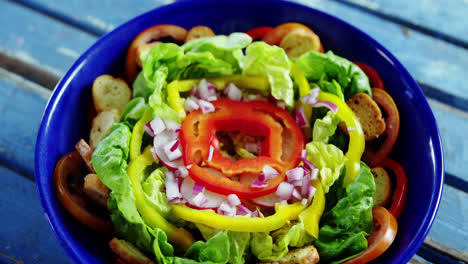 ensalada decorada en un cuenco