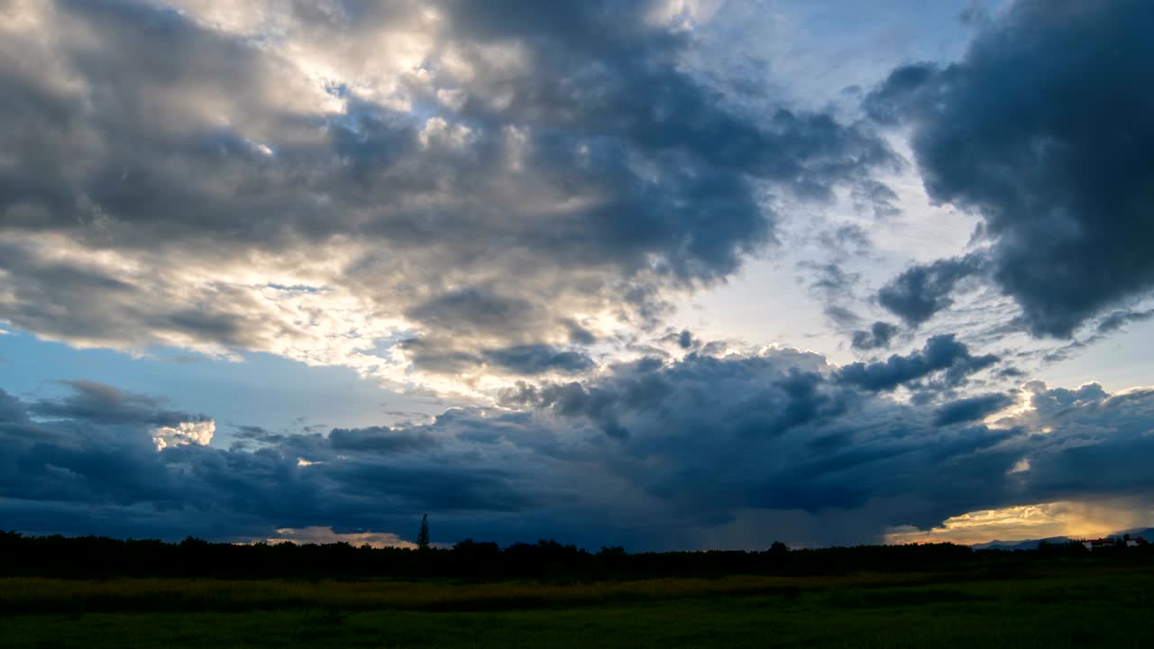 timelapse colorido cielo dramático con nubes al amanecer