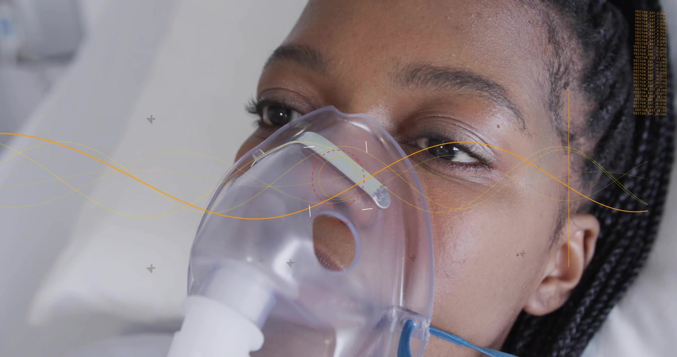 Donna che respira tramite maschera O2, che sbatte le palpebre, apre gli occhi, si sveglia con linee vitali ondulate che le attraversano il viso.