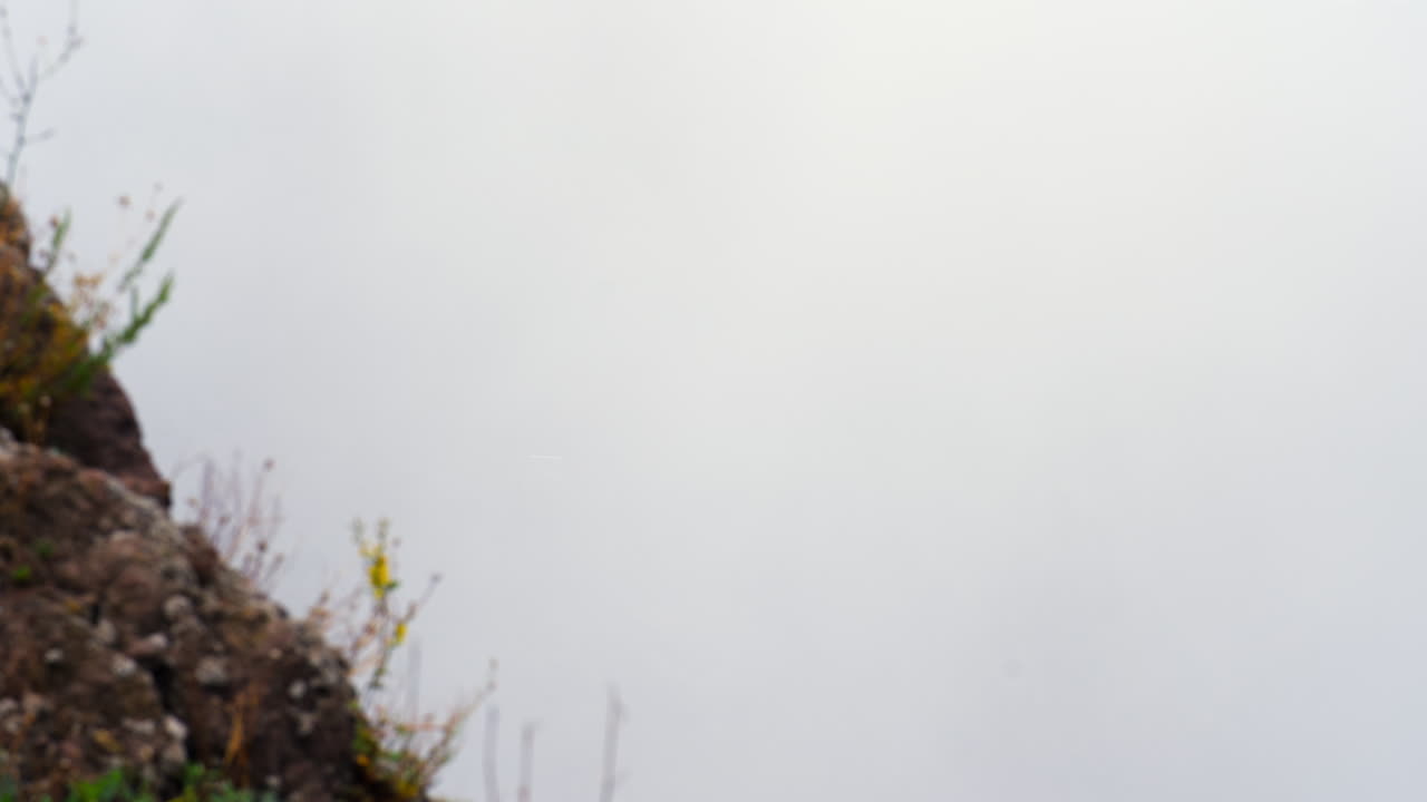 vesuvius에서 상승하는 증기의 timelapse를 닫습니다