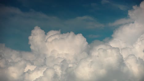Stimmungsvoller-Stürmischer-Zeitraffer-Von-Sich-Bildenden-Wolken