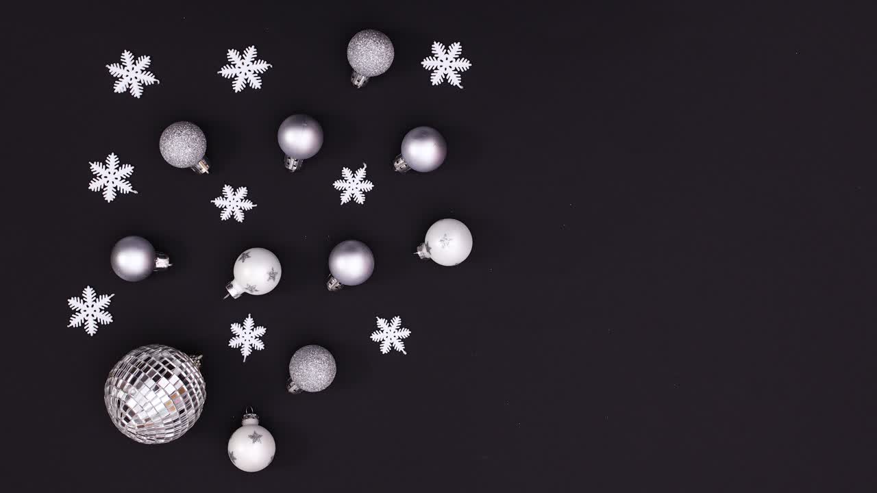 los adornos de navidad plateados y blancos y los copos de nieve aparecen en el tema negro.