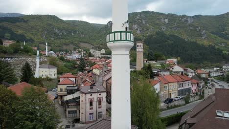 el minarete de la mezquita en la ciudad