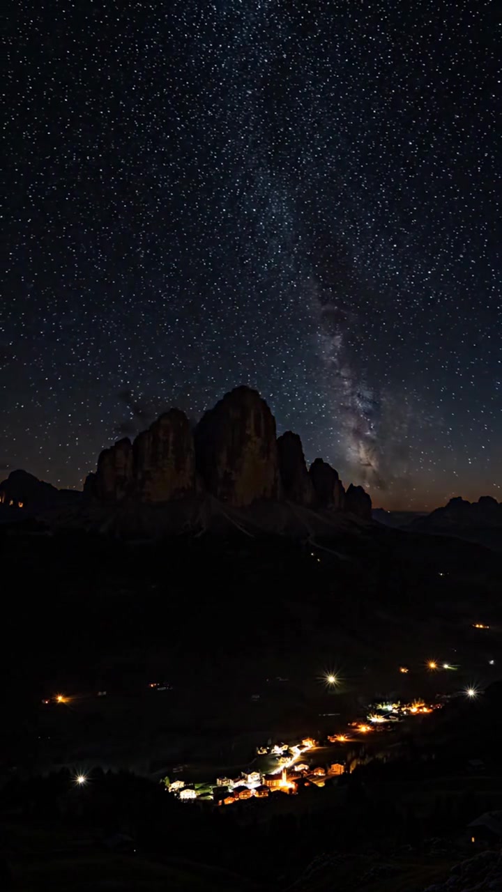 Sassolungo: transizione dal giorno alla notte con la Via Lattea.