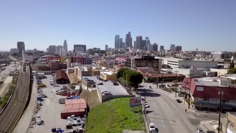 Luftausleger-über-Palmen-Mit-Der-Skyline-Von-Los-Angeles-In-Der-Ferne