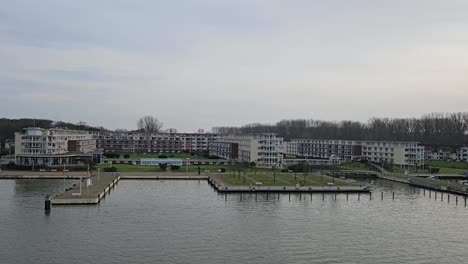 Mehrfamilienhäuser-Neben-Lübeck-Travemünde-Kanal