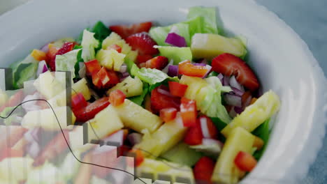 animación de procesamiento de datos y diagramas sobre ensalada de frutas frescas