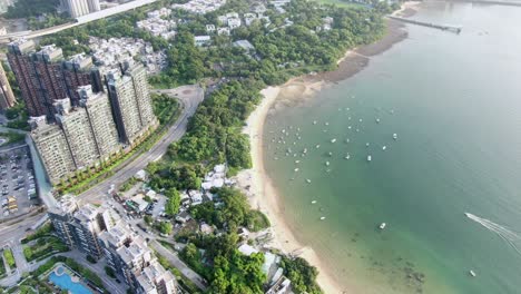 Luftaufnahme-Von-Hong-Kong-Wu-Kai-Sha-Gebiet-Mit-Modernem-Wohngebäudekomplex-Und-Tolo-Hafen-Offener-Bucht