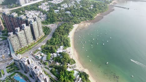 vista aérea del área de hong kong wu kai sha con un moderno complejo de edificios residenciales y la bahía abierta del puerto de tolo