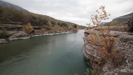 Río-Vjose-En-Albania-Durante-La-Temporada-De-Otoño