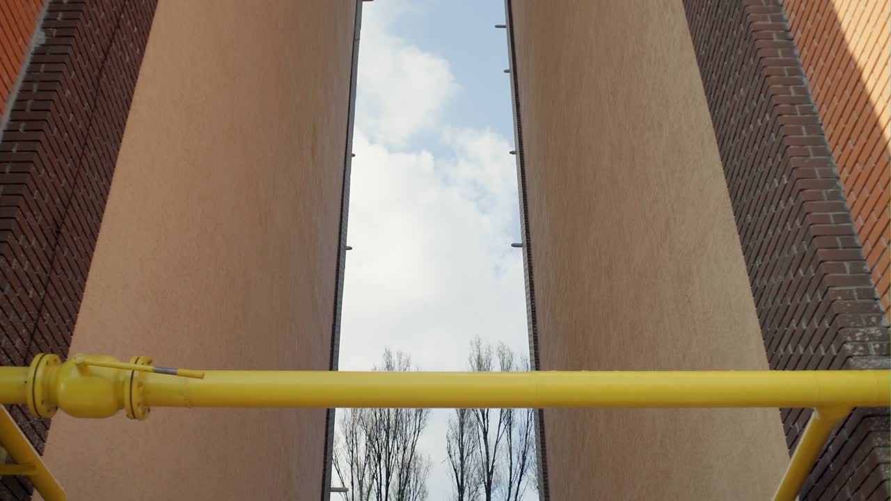 tubo de gas colocado entre dos edificios de varios apartamentos