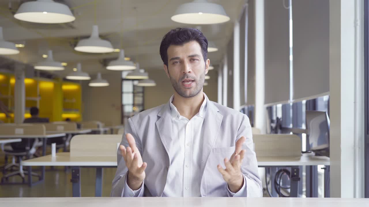 retrato de un hombre de negocios de oriente medio, persona hablando con colegas en una videoconferencia en línea en la oficina con una computadora portátil, un dispositivo tecnológico.