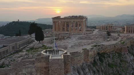 Antenne---Senken-Der-Griechischen-Flagge-In-Der-Akropolis-Von-Athen,-Griechenland