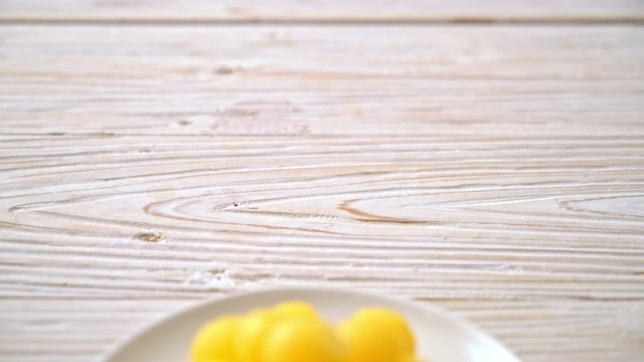 сладкая капля из желтка золотого яйца - разновидность тайской сладости