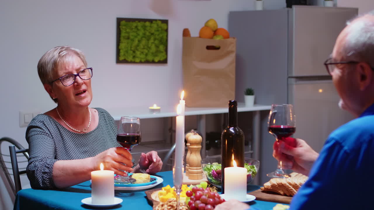 una pareja relajada cenando.