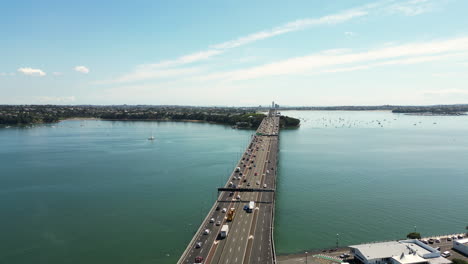 tráfico pesado en la carretera en la ciudad de auckland, vista aérea