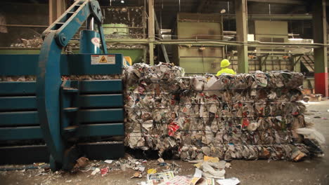 arbeiter um paletten mit recyclingmaterialien