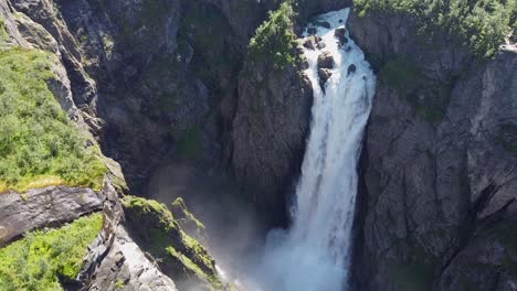 cascada noruega vøringsfossen droneshot giratorio