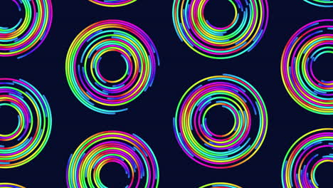las líneas de arco iris giratorias crean un fascinante patrón circular sobre un fondo negro.