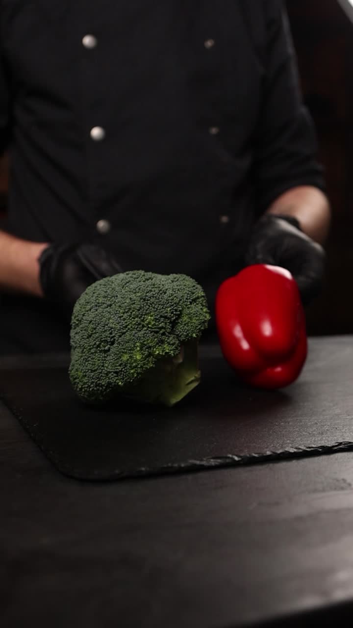 Chef che prepara broccoli e peperone
