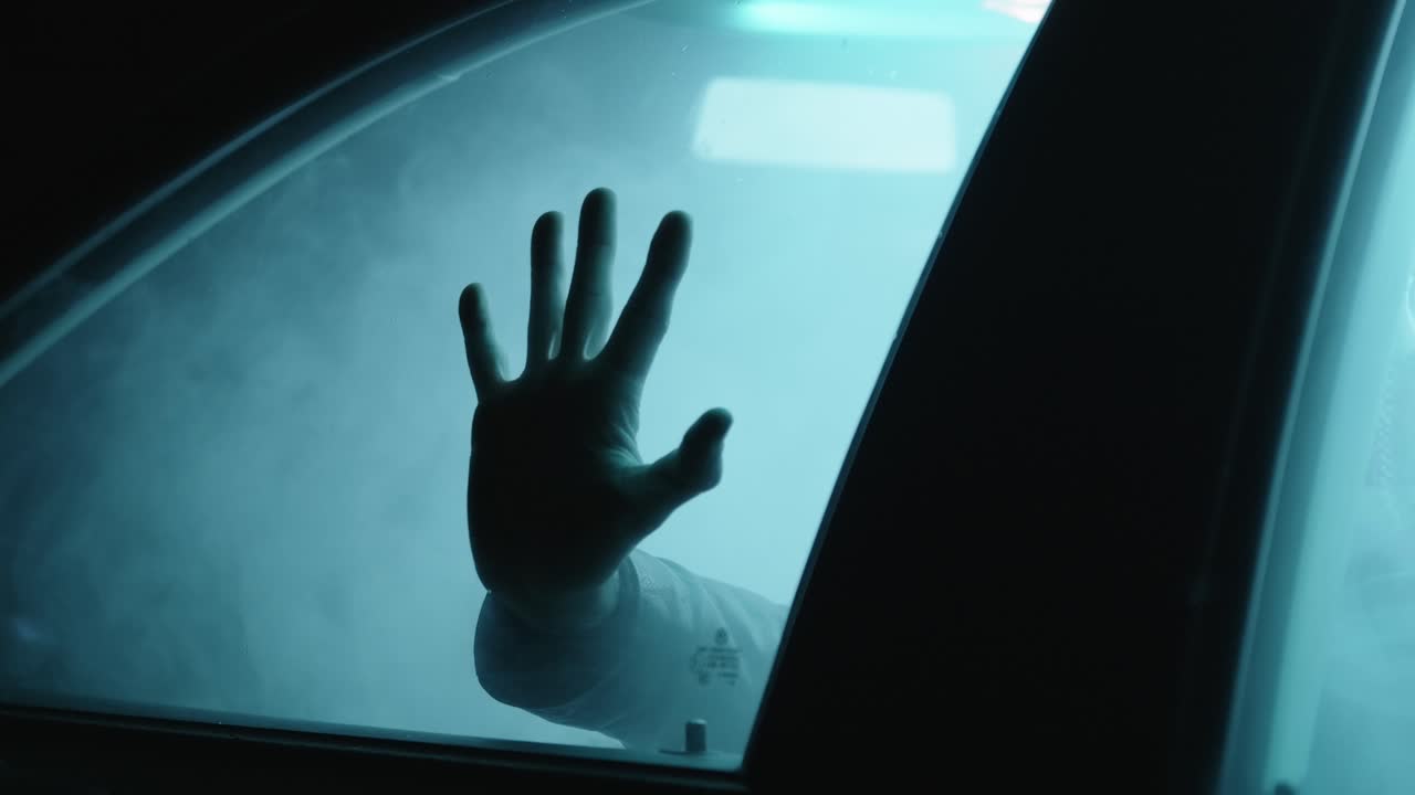 mano espeluznante por la noche. escena de terror en coche
