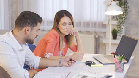 los estudiantes adultos estudian en casa y se preparan para los exámenes.