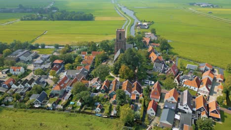 Pintoresco-Pueblo-Holandés-De-Ransdorp-En-El-Pólder-Con-Su-Iglesia-Y-Casas-Tradicionales.