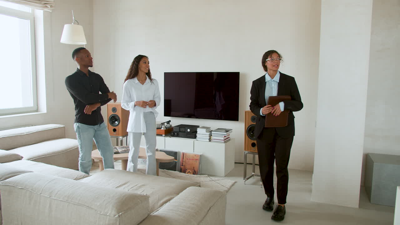 부동산 에이전트 가 집 을 보여 준다