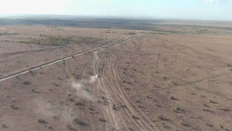 una vista aérea de un camión que circula por un camino de tierra