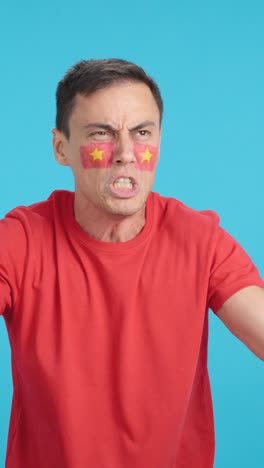 man cheering for vietnam, angry with the decision of referee