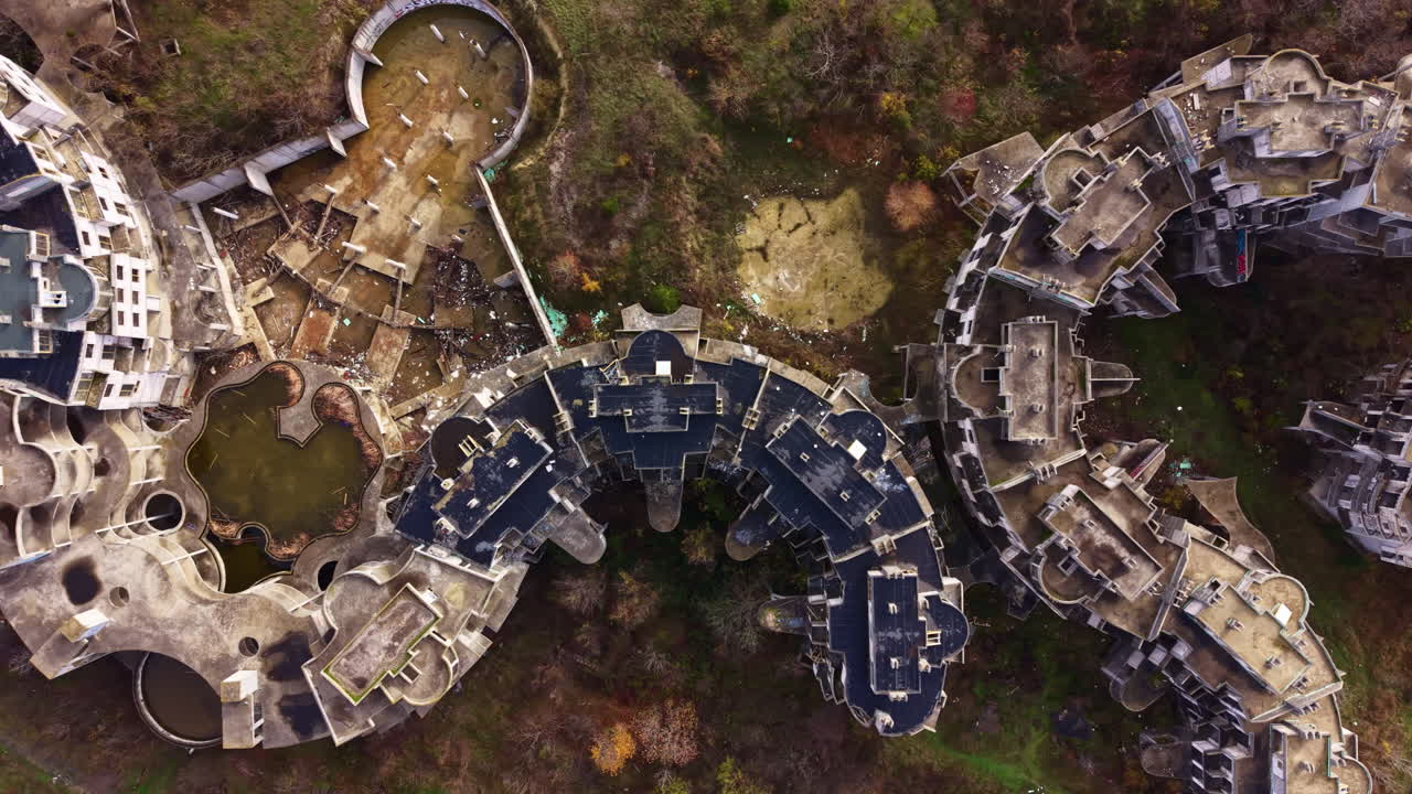 Smuldrende arkitektoniske mesterverk viser hvordan naturen gjenvinner en en gang så levende utbygging i et rolig skoglandskap