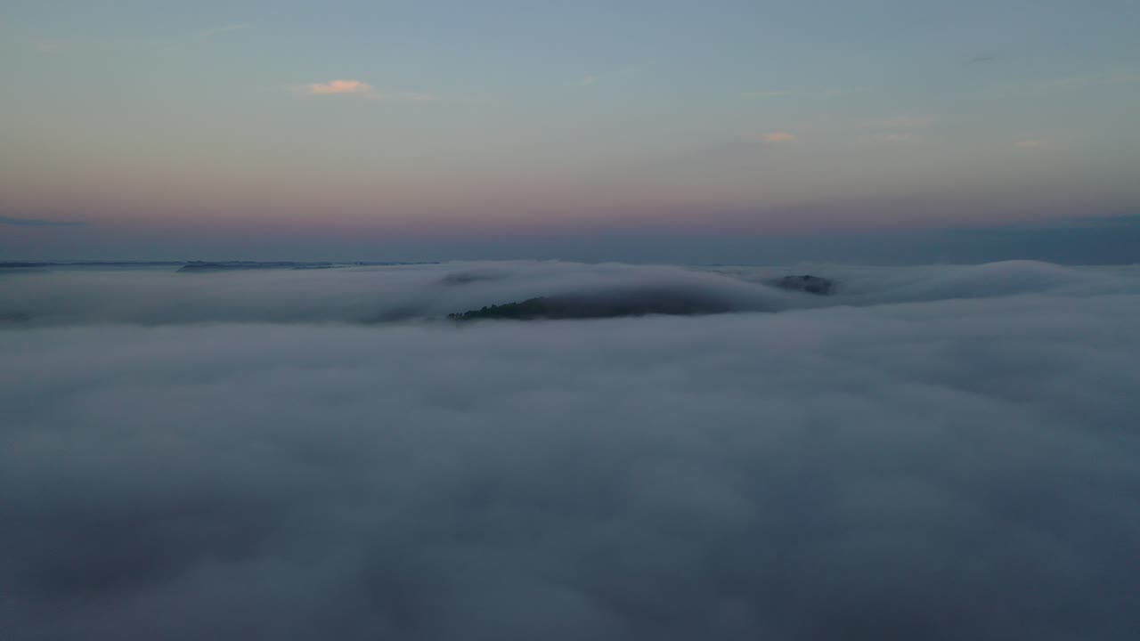 안개가 가득한 산의 해가 뜨는 곳