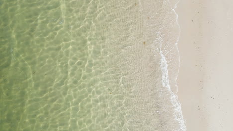 Tranquilidad-En-La-Playa-Capturada-Por-Un-Dron-Matutino-Sobre-El-Puerto-Dennis,-Nantucket-Sound,-Massachusetts