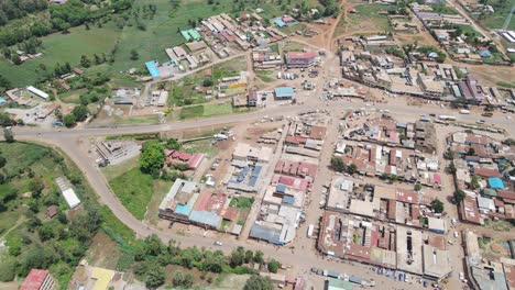 Vista-Aérea-De-Hileras-De-Viviendas-Precarias-En-La-Ciudad-Africana-De-Loitokitok,-Kenia.