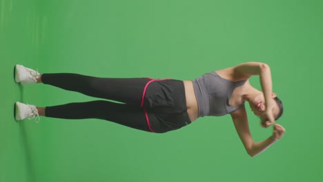mujer bailando en la pantalla verde