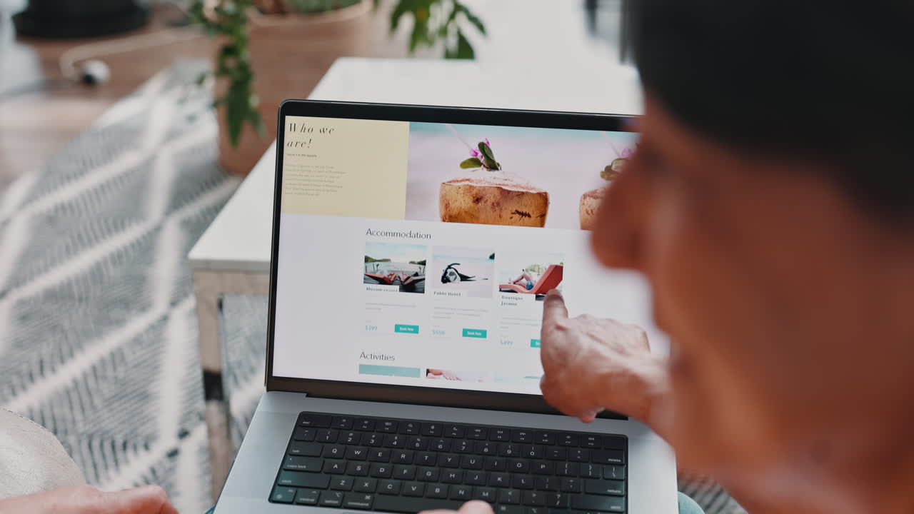 persona que visita el sitio web de viajes en línea