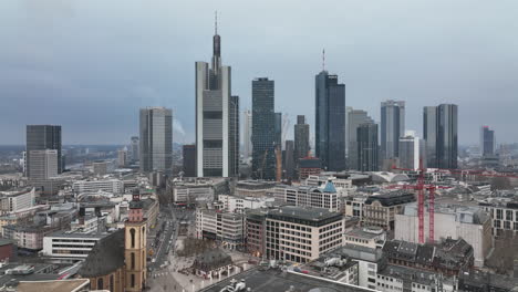 Vorwärts-Fliegen-über-Stadtentwicklung.-Gruppe-Moderner-Wolkenkratzer-In-Der-Innenstadt-Im-Finanz--Und-Wirtschaftszentrum.-Frankfurt-Am-Main,-Deutschland