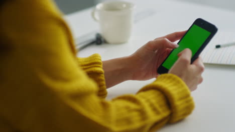 Close-up-woman-hands-texting-sms-on-green-screen-mobile-in-slow-motion