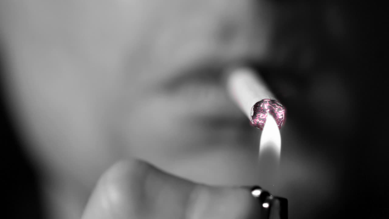 hombre encendiendo un cigarrillo