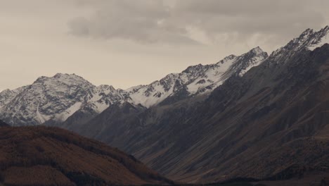 New-Zealand-autumn-season-landscape-with-mountains-during-rain,-with-cloud-moving-fast-in-the-mountains