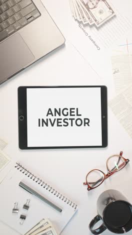 Vertikales-Video-Eines-Angel-Investors,-Das-Auf-Einem-Tablet-Bildschirm-Angezeigt-Wird