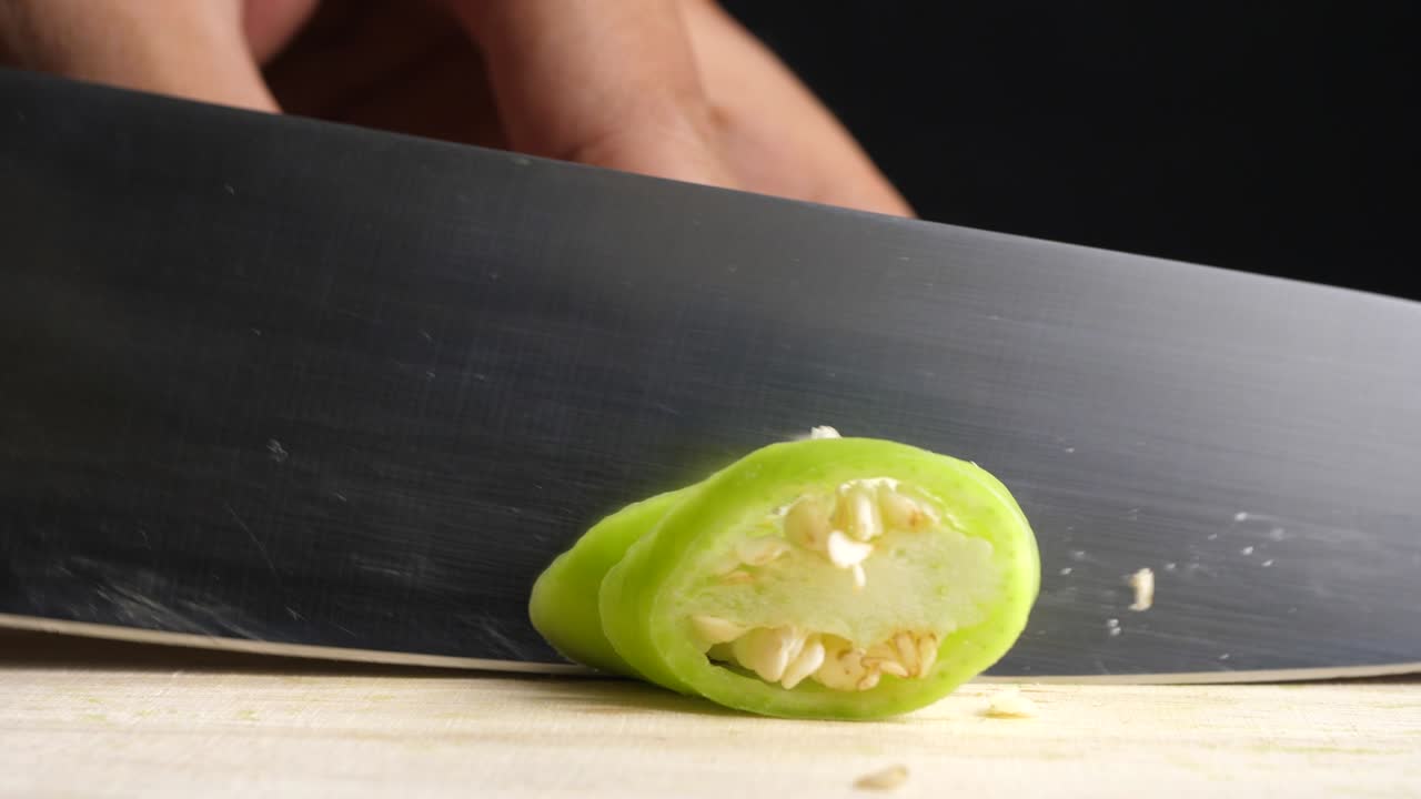 요리사 는 요리 하기 위해 초록색 칠리 를 잘라